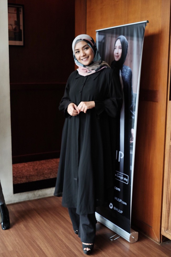 Hari itu ia tampil cantik mengenakan tunik hitam dan celana lurus berwarna senada. Ia pun memberikan sentuhan pastel lewat hijab yang ia kenakan. Foto: Silmia Putri/Wolipop