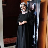 Hari itu ia tampil cantik mengenakan tunik hitam dan celana lurus berwarna senada. Ia pun memberikan sentuhan pastel lewat hijab yang ia kenakan. Foto: Silmia Putri/Wolipop