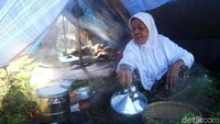 Warga tengah memasak.