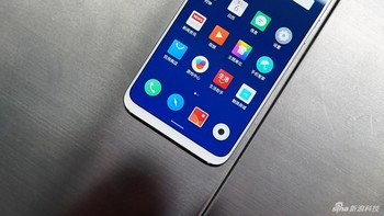 Memiliki rasio body to screen mencapai 91,18% Foto: Sina Mobile