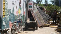 Salah satu rumah makan yang rusak akibat gempa.