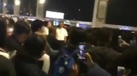 Tak hanya itu para penggemar pun mengabadikan foto hingga video saat Lisa tiba. Foto: Dok. Instagram/bitiinimd