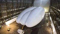 Kapal terbang ini bernama Airlander 10. Pesawat terpanjang di dunia ini memiliki eksterior yang terbilang menarik (Oli Scarff/Getty Images/CNN Travel)