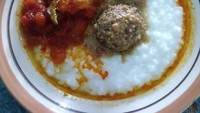 Harga bubur gudeg biasanya lebih murah. Kontras rasa gurih opor dan pedas sambal goreng gudeg Bu Atmo Godean ini sangat mengelus lidah.