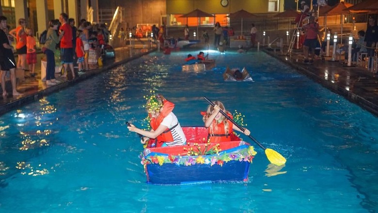 Foto: Lomba balap perahu dari kardus (Annenberg Community Beach House/Facebook) Foto: Lomba balap perahu dari kardus (Annenberg Community Beach House/Facebook)