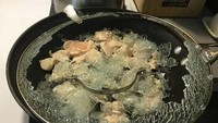 Ini jadinya kalau memasak menggunakan penutup wajan kaca, dengan suhu api yang terlalu besar. Hasilnya kaca jadi retak dan masuk ke dalam daging ayam. Foto: Istimewa
