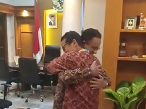 Video: Pamit Jadi Cawapres, Sandiaga Peluk Erat Anies