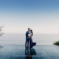 Dita Soedarjo dan Denny Sumargo berpose mesra di pinggir kolam renang. Keduanya tampil serasi dalam balutan busana formal saat berfoto di Bvlgari Resort Bali. Foto: Instagram @matahatigraphy