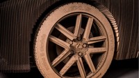 Mobil yang dibuat dari 1.700 lembar kardus ini dipotong menggunakan laser. Walaupun dibuat dari kertas kardus, namun ditempelkan di kerangka besi dan alumunium serta dilengkapi dengan motor listrik agar dapat bergerak seperti aslinya. Foto: Pool (CNN)