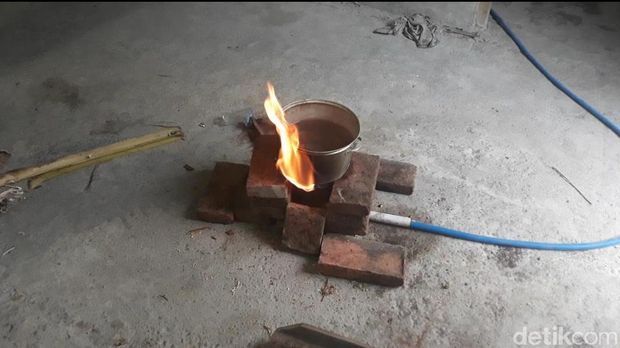 Warga dan pemilik rumah memanfaatkan gas untuk memasak/