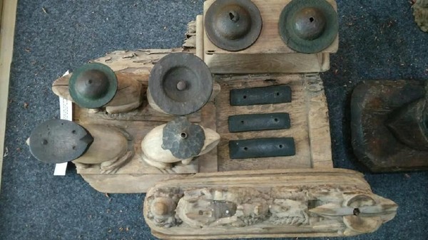 Berbentuk kodok, ukurannya pun tidak terlalu besar. Gamelan tersebut terbuat dari kayu. Di atas ukiran berbentuk kodok itu terdapat piringan kecil berwarna hitam (Sudirman Wamad/detikTravel) Berbentuk kodok, ukurannya pun tidak terlalu besar. Gamelan tersebut terbuat dari kayu. Di atas ukiran berbentuk kodok itu terdapat piringan kecil berwarna hitam (Sudirman Wamad/detikTravel)