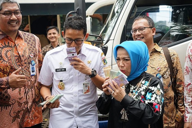Pakai seragam putih pun, ayah tiga anak ini tetap mengandalkan jam tangan bergaya sporty ini. (Foto: Instagram/@sandiuno)