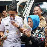 Pakai seragam putih pun, ayah tiga anak ini tetap mengandalkan jam tangan bergaya sporty ini. (Foto: Instagram/@sandiuno)