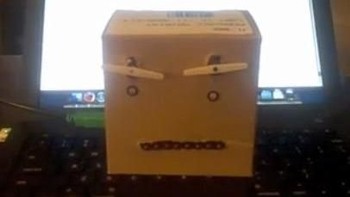 Robot Arduino yang terbuat dari kardus ini dapat menunjukkan emosinya saat membaca feed Twitter kalian. Robot ini menggunakan teknologi yang disebut Arduino Decima untuk menggerakan kepalanya dan menerima feed Twitter kalian melalui PC. (Foto: PCMag)