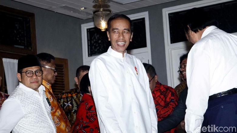 Momen Jokowi Jadi Imam Salat Magrib Usai Umumkan Maruf Amin Cawapres Momen Jokowi Jadi Imam Salat Magrib Usai Umumkan Maruf Amin Cawapres