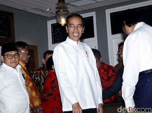 Momen Jokowi Jadi Imam Salat Magrib Usai Umumkan Maruf Amin Cawapres