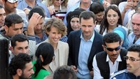 Di tengah konflik Suriah yang menyudutkan suaminya, Asma juga ikut disorot. Dia menerima pujian dan kritikan karena terus mendampingi Assad. Foto: AFP PHOTO
