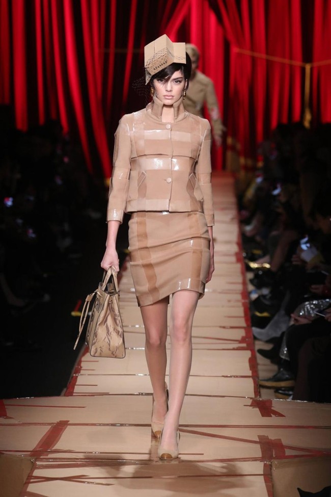 Di fashion show Moschino 2017, Kendall Jenner pernah tampil dengan busana terinspirasi kardus. Foto: Getty Images.