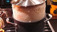 Tujuannya sih mau memasak nasi, tapi ternyata panci yang digunakan tidak cukup besar sehingga hal ini terjadi ketika beras mulai berubah menjadi nasi. Foto: Istimewa