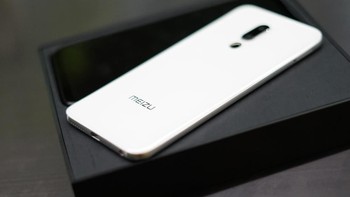 Untuk koneksi disediakan dual band WiFi 2x2 MIMO, LTE 4x4 MIMO dan Bluetooth 5.0. Foto: Sina Mobile