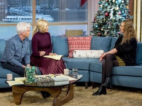 Horor! Wanita Ini Jadi Kontroversi karena Ngaku Pacaran dengan Hantu