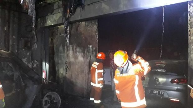 Kebakaran Bengkel, 5 Orang Terjebak dan Mobil Rubicon Terbakar