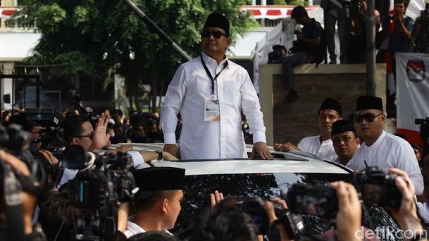 Prabowo di mobil Lexus putihnya
