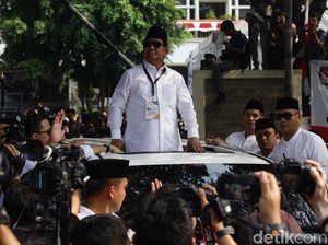 Video: Asyiknya Prabowo Joget Lagi Syantik di Atas Mobil
