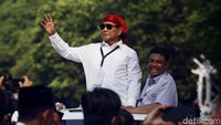 Orasi itu disampaikan Prabowo lewat sunroof mobilnya di depan Kantor KPU, Jakarta Pusat, Jumat (10/8/2018).