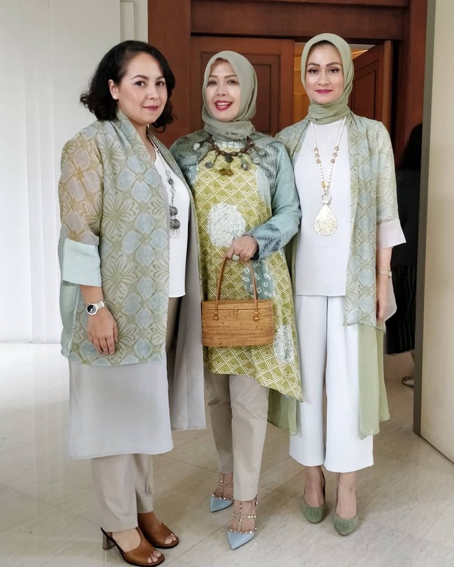 Gaya hijab wanita yang dipanggil Mpok Nur ini cukup sederhana. Seperti ibu-ibu pejabat lainnya, ia selalu mengenakan hijab segi empat saat menghadiri kegiatan formal. Foto: Instagram/nurasiauno