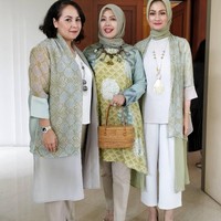 Gaya hijab wanita yang dipanggil Mpok Nur ini cukup sederhana. Seperti ibu-ibu pejabat lainnya, ia selalu mengenakan hijab segi empat saat menghadiri kegiatan formal. Foto: Instagram/nurasiauno