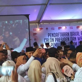 Saat AHY Jadi Rebutan Selfie Usai Prabowo-Sandi Mendaftar di KPU