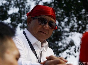 Gaya Prabowo Joget di Atas Mobil Diiringi Lagi Syantik