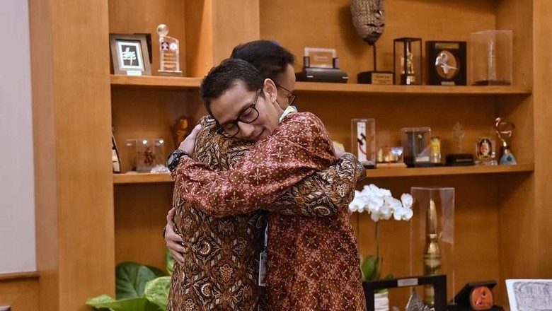Anies Pajang Foto Perpisahan dengan Sandi: Babak Baru Dimulai Anies Pajang Foto Perpisahan dengan Sandi: Babak Baru Dimulai