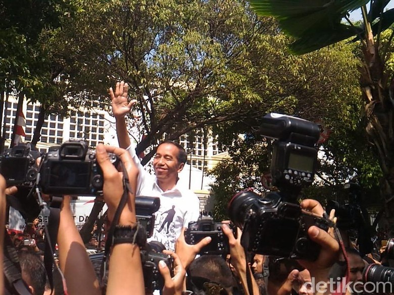 Sapa Relawan, Jokowi-Maruf Amin Tinggalkan KPU Sapa Relawan, Jokowi-Maruf Amin Tinggalkan KPU