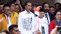 Dalam kesempatan tersebut Jokowi memakai kemeja putih bertuliskan Bersih, Merakyat, Kerja Nyata.