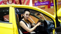 Kehadiran usher atau SPG seperti ini memang menjadi salah satu daya tarik pameran otomotif. Foto: Ari Saputra