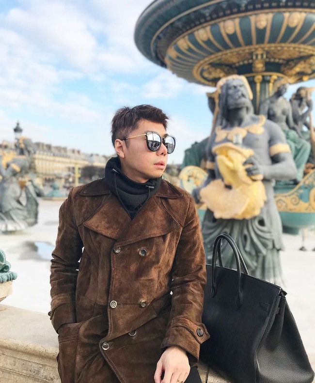 Kata modis dan stylish rasanya cukup untuk mendeskripsikan gaya presenter Roy Kiyoshi. Produk pilihannya pun bermerek, mulai dari tas Gucci hingga kacamata Victoria Beckham. (Foto: Instagram/@roykiyoshi)