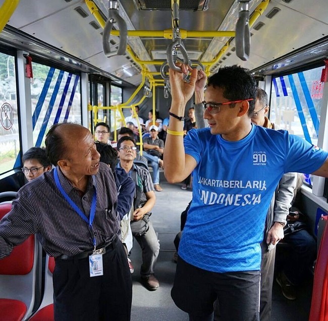Sandi pernah terlihat memakai gelang sporty berwarna merah, biru, dan ungu. Namun belakangan, Sandi lebih sering memakai gelang berwarna kuning. (Foto: Instagram/@sandiuno)