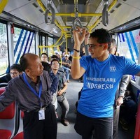 Sandi pernah terlihat memakai gelang sporty berwarna merah, biru, dan ungu. Namun belakangan, Sandi lebih sering memakai gelang berwarna kuning. (Foto: Instagram/@sandiuno)