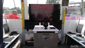 Selain itu, tepat di tengah-tengah bus, terlihat monitor ukuran besar yang akan menampilkan video yang ditayangkan oleh Telkomsel. Foto: Agus Tri Haryanto/detikINET