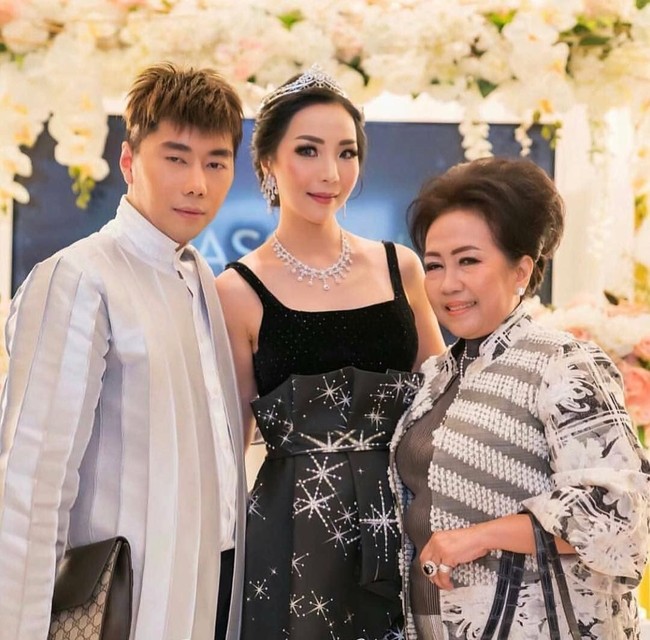 Sang presenter Karma ini juga memiliki clutch Gucci. Ia memakainya saat menghadiri sebuah resepsi pernikahan. (Foto: Instagram/@roykiyoshi)