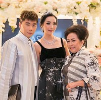 Sang presenter Karma ini juga memiliki clutch Gucci. Ia memakainya saat menghadiri sebuah resepsi pernikahan. (Foto: Instagram/@roykiyoshi)