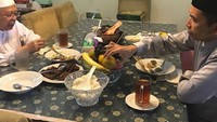 Ulama berusia 75 tahun ini lebih suka dengan masakan rumahan yang sederhana. Cukup nasi putih, dengan beberapa lauk, buah, serta teh manis sebagai menu makan malamnya. Foto: Istimewa
