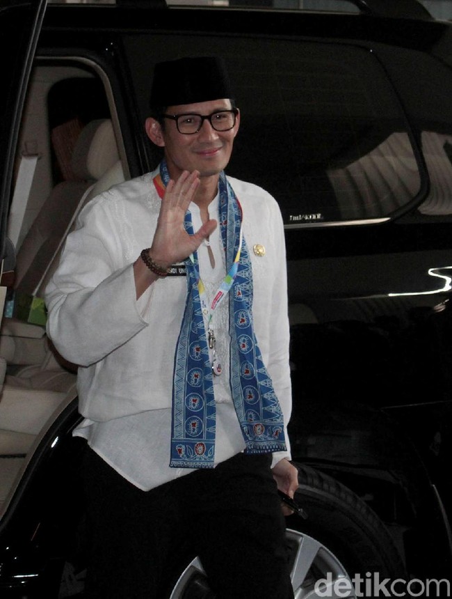 Ada tudingan, gelang yang sama dipakai oleh terduga pelaku intimidasi. Oh gelang ini untuk tasbih, isinya batu. Saya juga hiasannya pakai gelang kok dan sudah sering, kata Sandiaga mengklarifikasi soal #GelangKode seperti dikutip detiknews, Kamis (3/5/2018). (Foto: Rifkianto Nugroho/detikfoto)