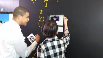 Hasil foto seru di booth experience bisa langsung dicetak. (Foto: detikINET/Meliyanti Setyorini)