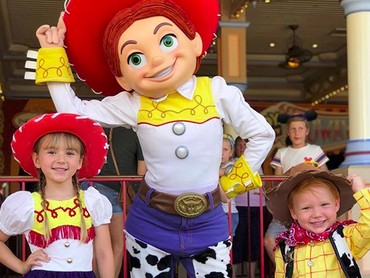 Totalitas! Bocah Ini ke Disneyland Pakai Kostum Tokoh Disney