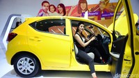 Usher atau SPG ini bertugas mendampingi atau menunggu mobil-mobil yang ada di pameran otomotif. Sesekali usher dengan ramah menyambut fotografer yang ingin memotretnya. Foto: Ari Saputra
