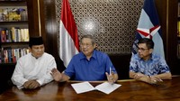 SBY tampak didampingi Sekjen PD Hinca Panjaitan saat meneken dokumen pengusungan Prabowo (Foto: Anung Anindito)