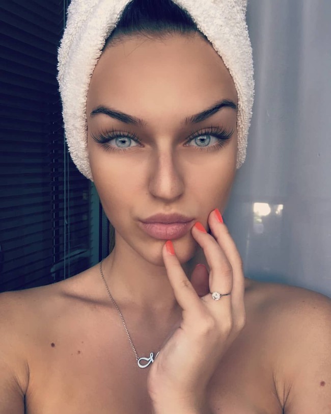 Seperti wanita bernama Dominika Markova yang punya mata sangat indah. Dominika punya mata biru-keabu-abuan yang sangat cantik.Foto: Instagram